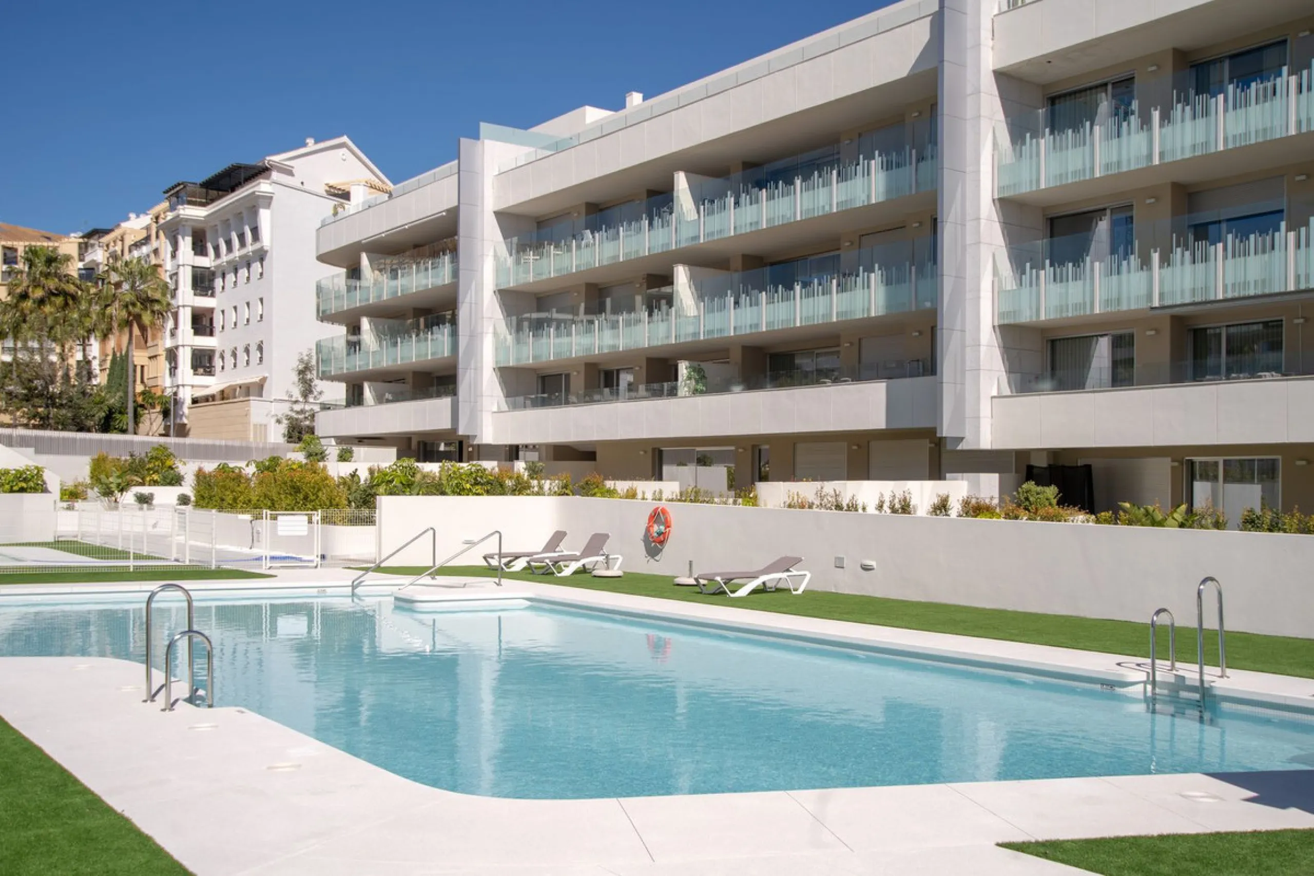 This spectacular penthouse is located within a sought-after residential complex, just a 4-minute walk from the beachfront promenade and only 3 minutes from the charming old town of San Pedro de Alcántara, in the rapidly growing area of Nueva Alcántara, cl