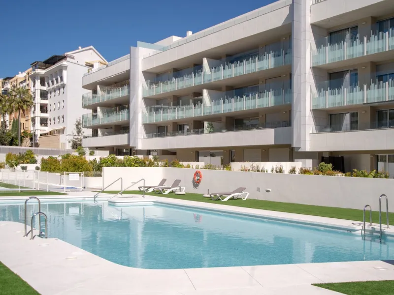 This spectacular penthouse is located within a sought-after residential complex, just a 4-minute walk from the beachfront promenade and only 3 minutes from the charming old town of San Pedro de Alcántara, in the rapidly growing area of Nueva Alcántara, cl
