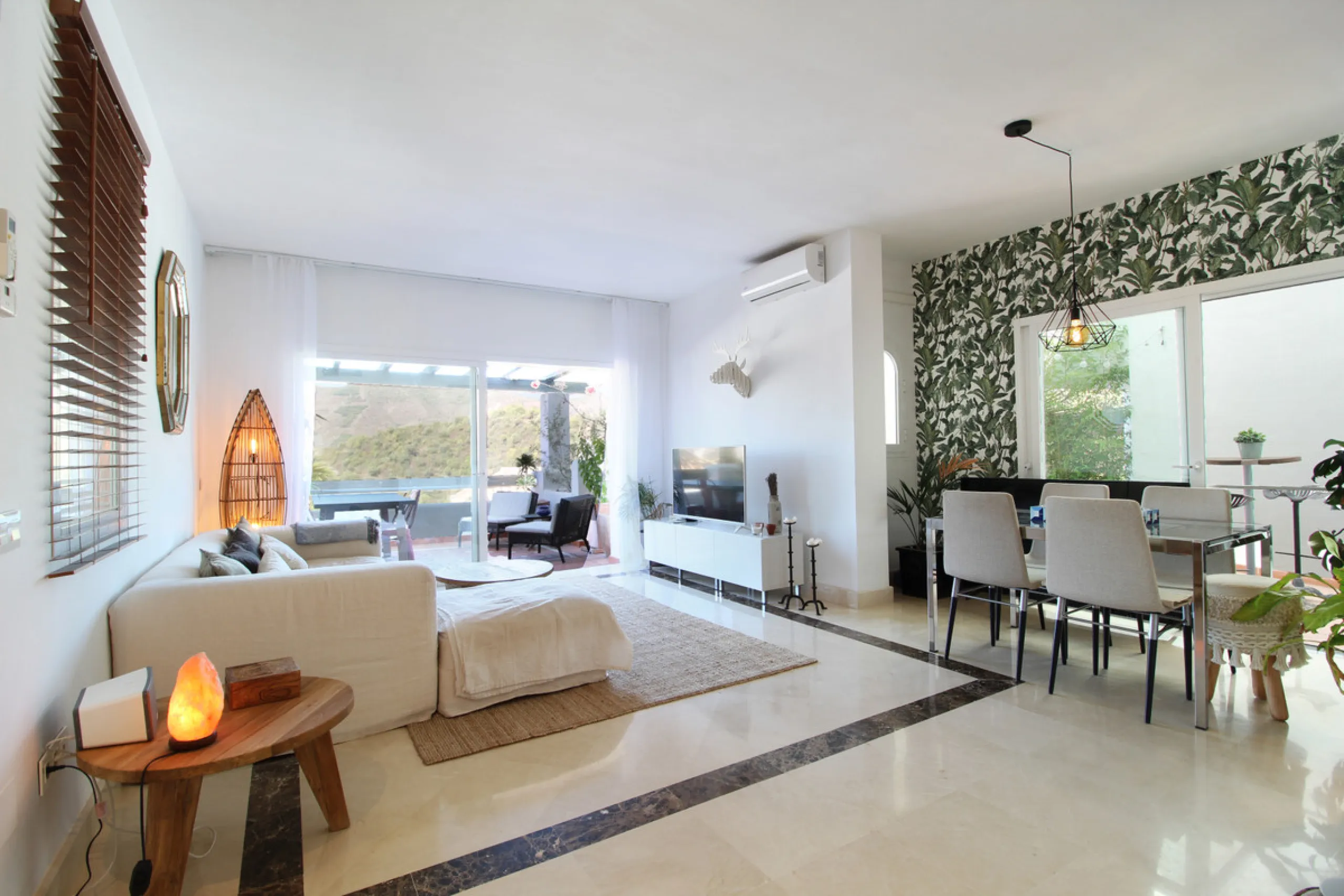 Situated just 9 mins from the Golden Mile and 10 into Puerto Banus, this is a small, unique development of just 59 townhouses, nestled into the foothills of the La Concha mountain in one of Spain´s biggest National Parks and overlooking the Istan lake. Pe