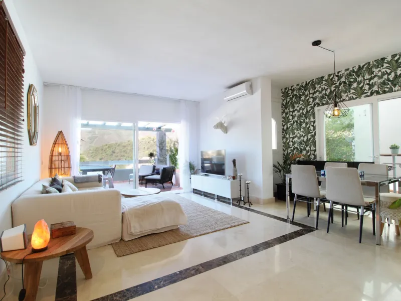 Situated just 9 mins from the Golden Mile and 10 into Puerto Banus, this is a small, unique development of just 59 townhouses, nestled into the foothills of the La Concha mountain in one of Spain´s biggest National Parks and overlooking the Istan lake. Pe