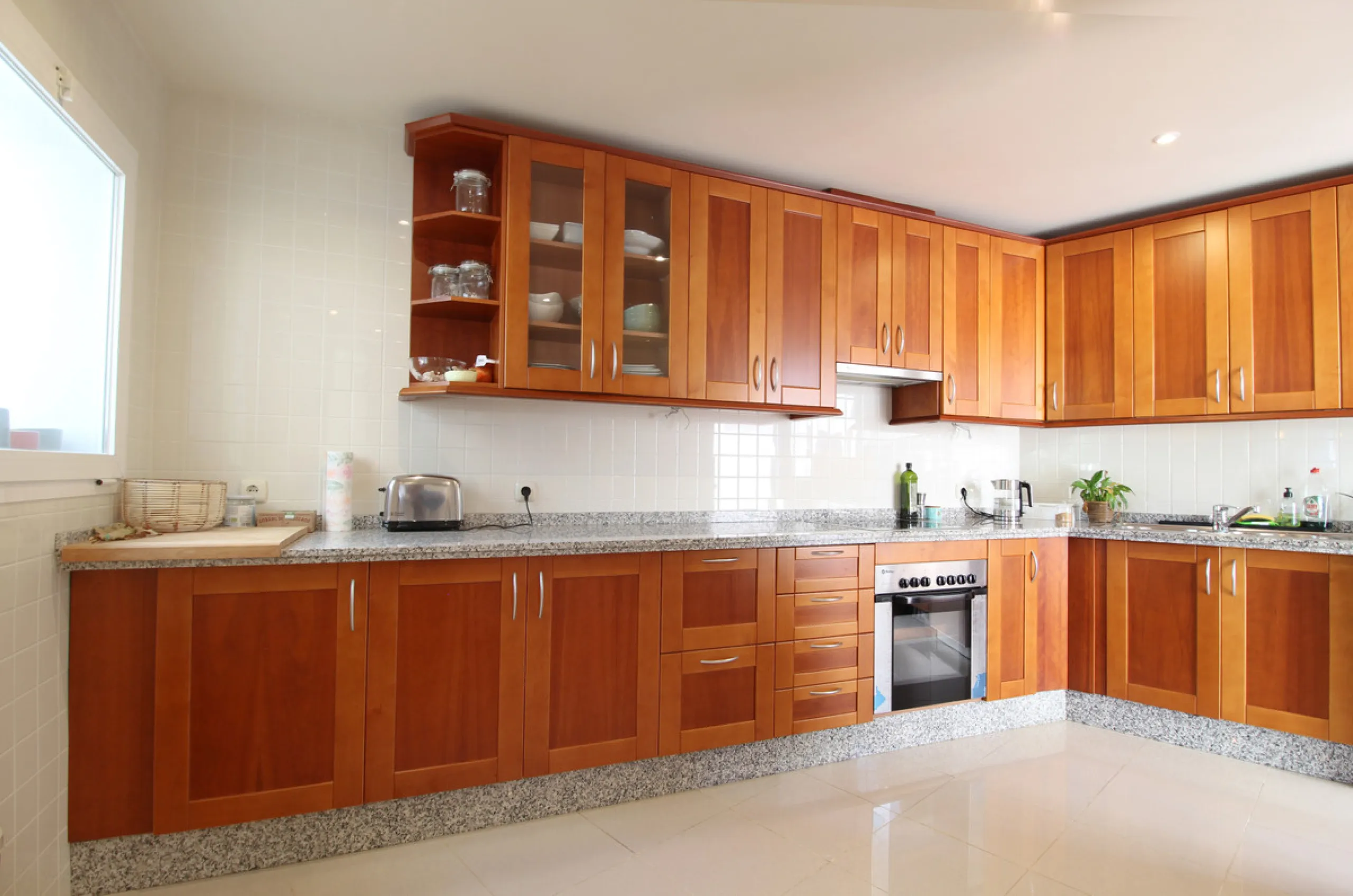 Situated just 9 mins from the Golden Mile and 10 into Puerto Banus, this is a small, unique development of just 59 townhouses, nestled into the foothills of the La Concha mountain in one of Spain´s biggest National Parks and overlooking the Istan lake. Pe