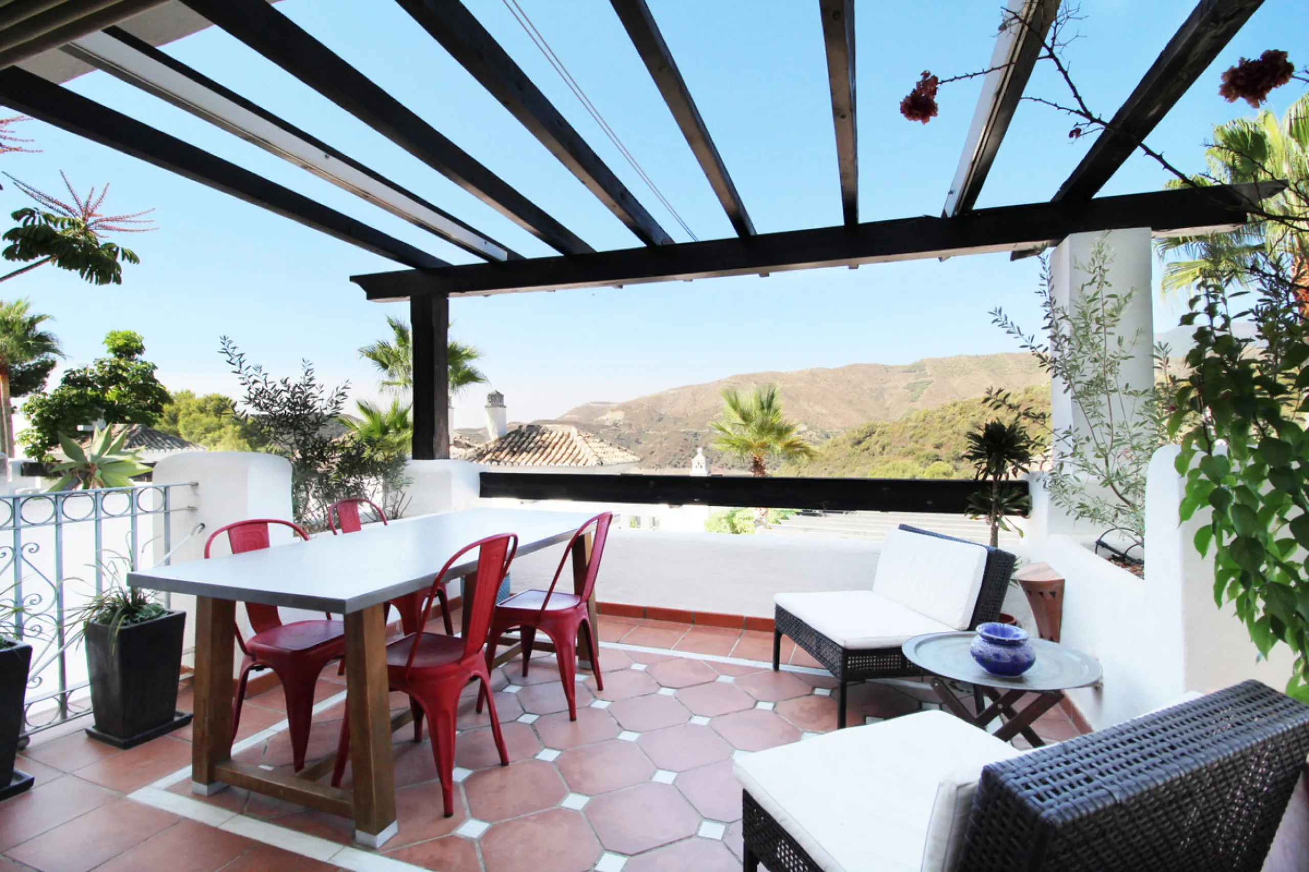 Situated just 9 mins from the Golden Mile and 10 into Puerto Banus, this is a small, unique development of just 59 townhouses, nestled into the foothills of the La Concha mountain in one of Spain´s biggest National Parks and overlooking the Istan lake. Pe
