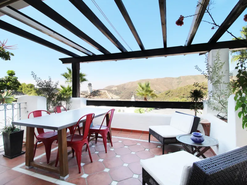 Situated just 9 mins from the Golden Mile and 10 into Puerto Banus, this is a small, unique development of just 59 townhouses, nestled into the foothills of the La Concha mountain in one of Spain´s biggest National Parks and overlooking the Istan lake. Pe