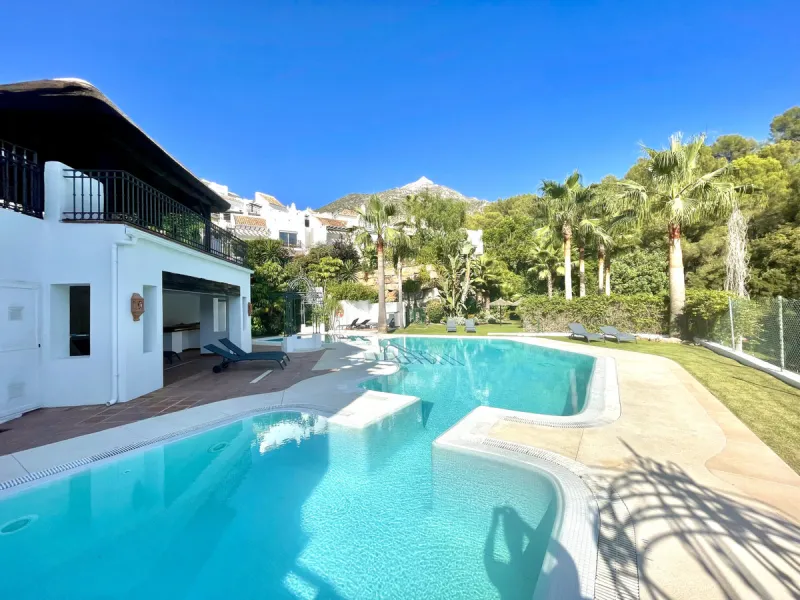 Situated just 9 mins from the Golden Mile and 10 into Puerto Banus, this is a small, unique development of just 59 townhouses, nestled into the foothills of the La Concha mountain in one of Spain´s biggest National Parks and overlooking the Istan lake. Pe