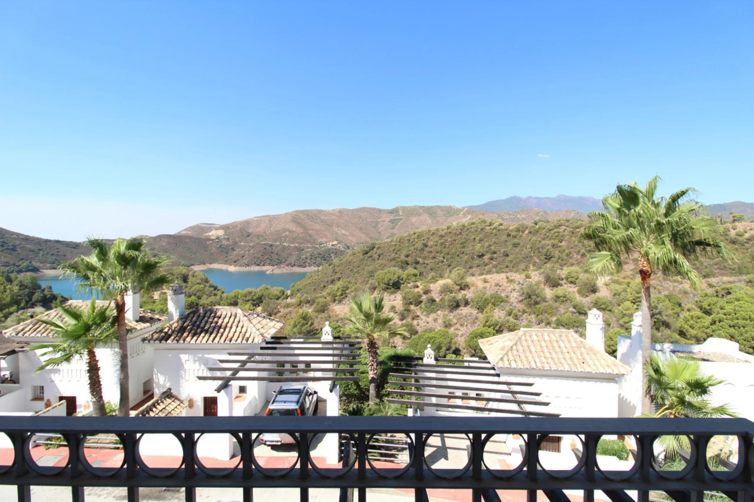 Situated just 9 mins from the Golden Mile and 10 into Puerto Banus, this is a small, unique development of just 59 townhouses, nestled into the foothills of the La Concha mountain in one of Spain´s biggest National Parks and overlooking the Istan lake. Pe