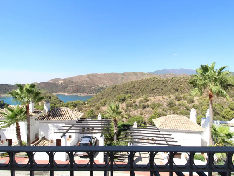 Situated just 9 mins from the Golden Mile and 10 into Puerto Banus, this is a small, unique development of just 59 townhouses, nestled into the foothills of the La Concha mountain in one of Spain´s biggest National Parks and overlooking the Istan lake. Pe