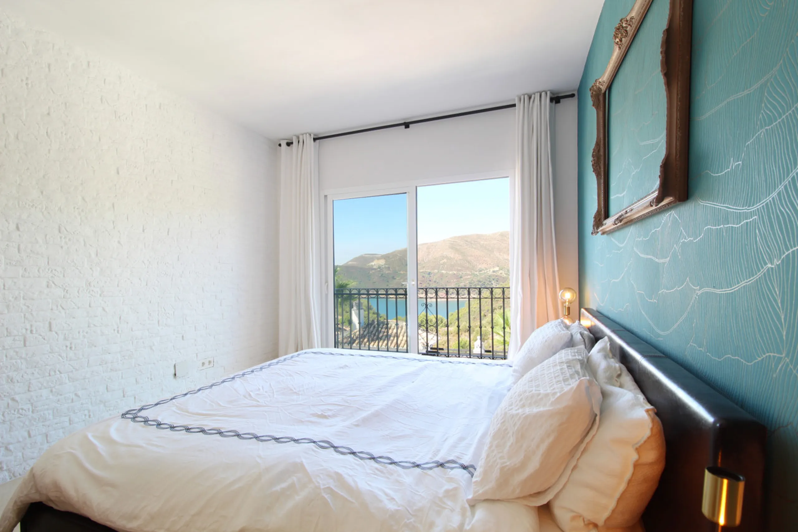 Situated just 9 mins from the Golden Mile and 10 into Puerto Banus, this is a small, unique development of just 59 townhouses, nestled into the foothills of the La Concha mountain in one of Spain´s biggest National Parks and overlooking the Istan lake. Pe