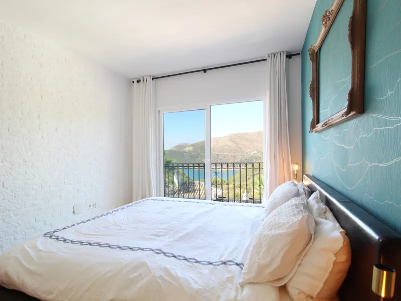 Situated just 9 mins from the Golden Mile and 10 into Puerto Banus, this is a small, unique development of just 59 townhouses, nestled into the foothills of the La Concha mountain in one of Spain´s biggest National Parks and overlooking the Istan lake. Pe