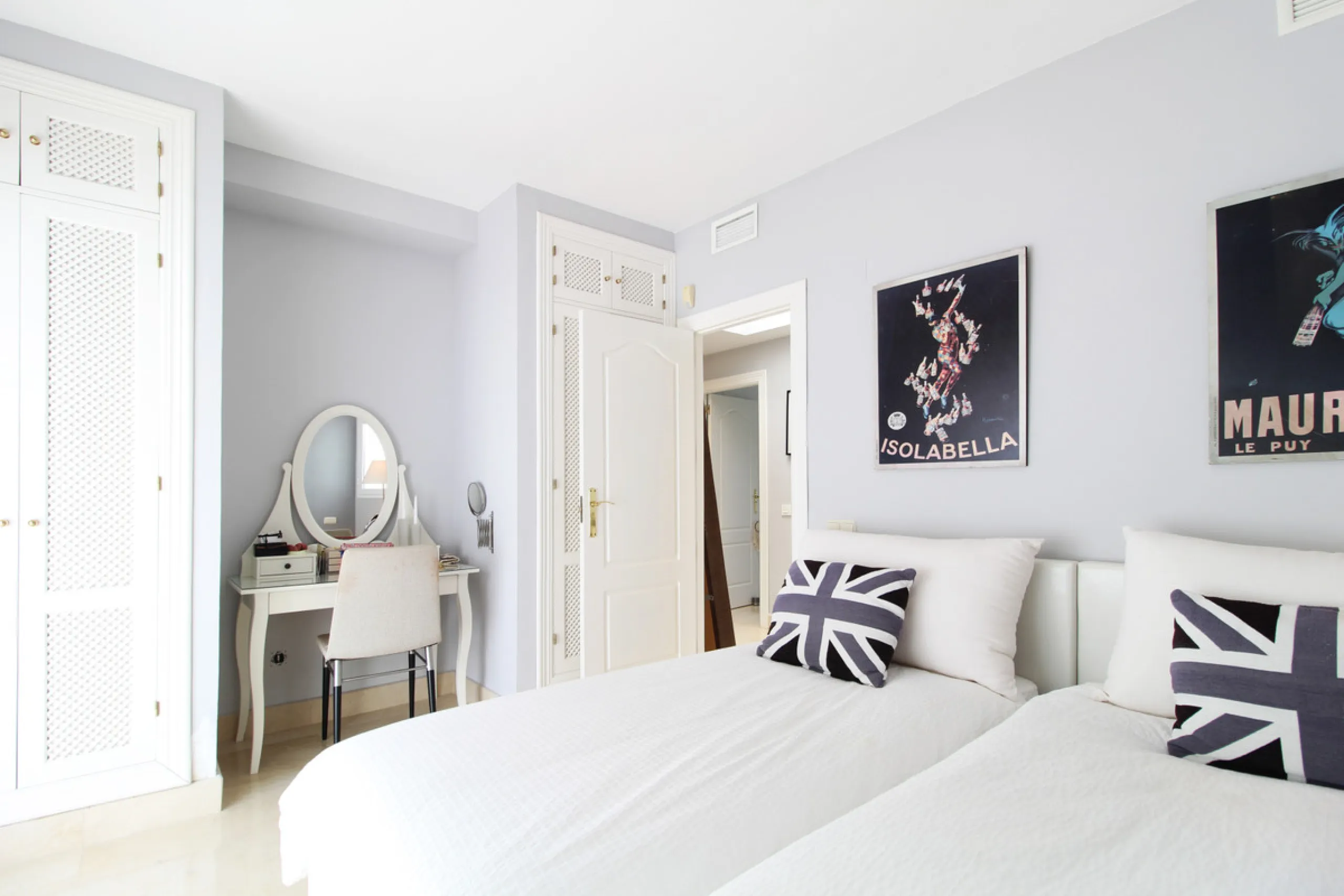 Situated just 9 mins from the Golden Mile and 10 into Puerto Banus, this is a small, unique development of just 59 townhouses, nestled into the foothills of the La Concha mountain in one of Spain´s biggest National Parks and overlooking the Istan lake. Pe