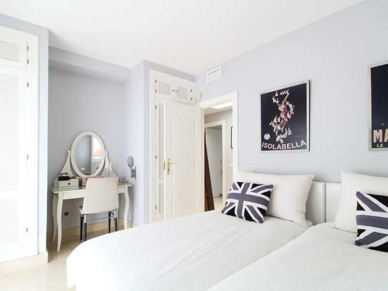 Situated just 9 mins from the Golden Mile and 10 into Puerto Banus, this is a small, unique development of just 59 townhouses, nestled into the foothills of the La Concha mountain in one of Spain´s biggest National Parks and overlooking the Istan lake. Pe
