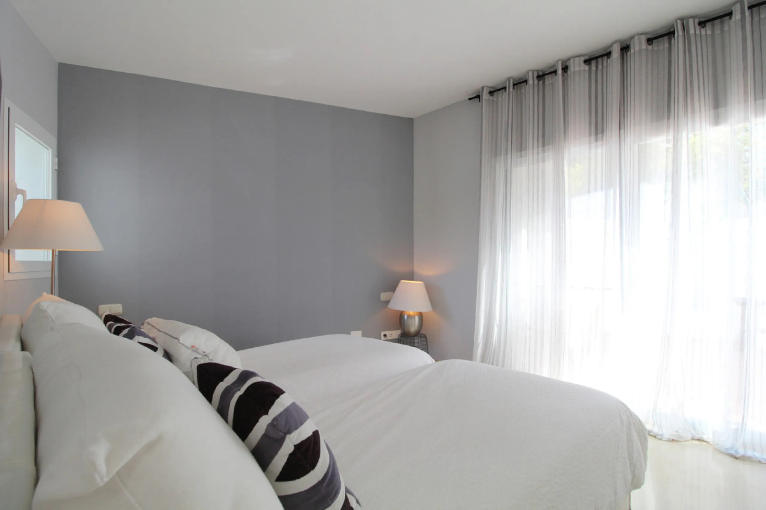 Situated just 9 mins from the Golden Mile and 10 into Puerto Banus, this is a small, unique development of just 59 townhouses, nestled into the foothills of the La Concha mountain in one of Spain´s biggest National Parks and overlooking the Istan lake. Pe