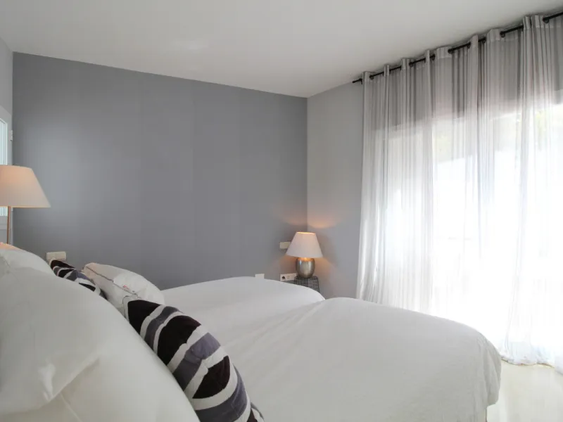Situated just 9 mins from the Golden Mile and 10 into Puerto Banus, this is a small, unique development of just 59 townhouses, nestled into the foothills of the La Concha mountain in one of Spain´s biggest National Parks and overlooking the Istan lake. Pe