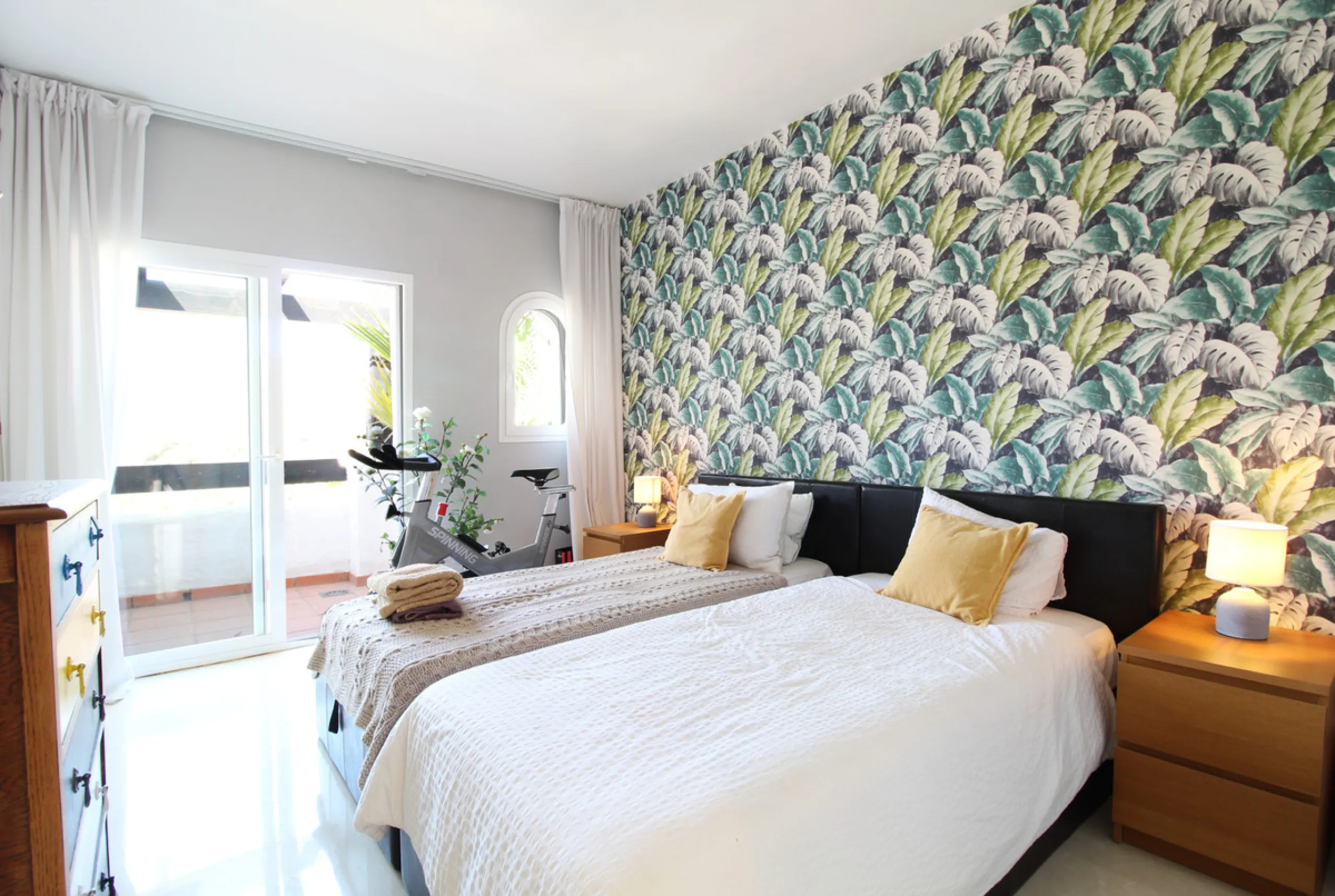 Situated just 9 mins from the Golden Mile and 10 into Puerto Banus, this is a small, unique development of just 59 townhouses, nestled into the foothills of the La Concha mountain in one of Spain´s biggest National Parks and overlooking the Istan lake. Pe