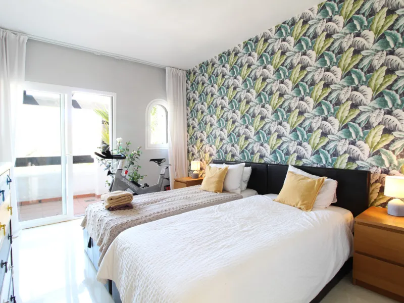 Situated just 9 mins from the Golden Mile and 10 into Puerto Banus, this is a small, unique development of just 59 townhouses, nestled into the foothills of the La Concha mountain in one of Spain´s biggest National Parks and overlooking the Istan lake. Pe