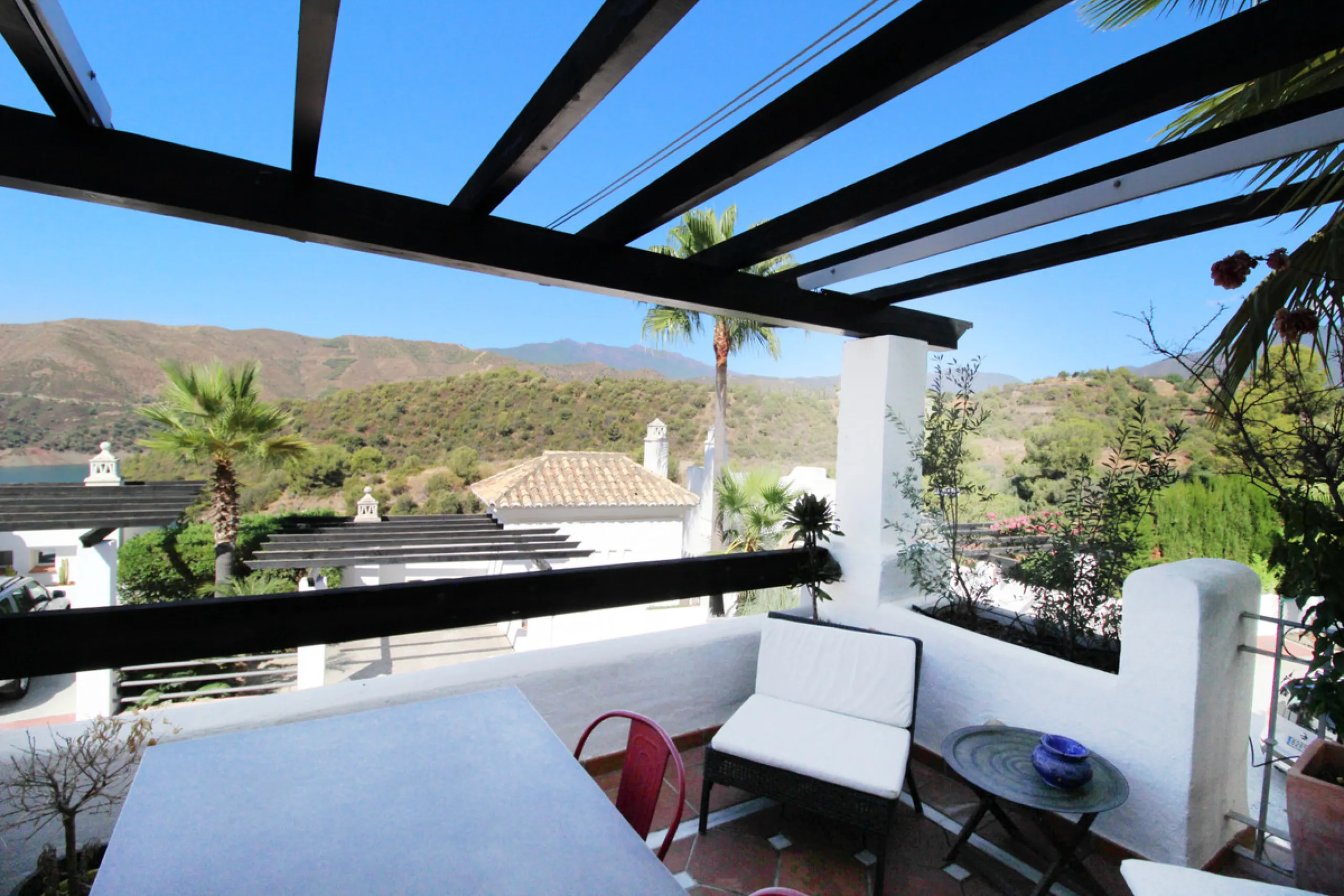 Situated just 9 mins from the Golden Mile and 10 into Puerto Banus, this is a small, unique development of just 59 townhouses, nestled into the foothills of the La Concha mountain in one of Spain´s biggest National Parks and overlooking the Istan lake. Pe