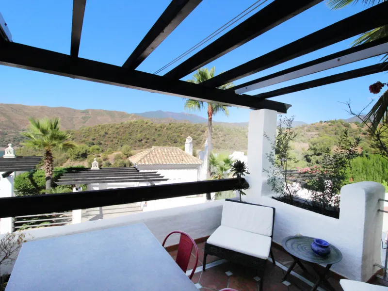 Situated just 9 mins from the Golden Mile and 10 into Puerto Banus, this is a small, unique development of just 59 townhouses, nestled into the foothills of the La Concha mountain in one of Spain´s biggest National Parks and overlooking the Istan lake. Pe