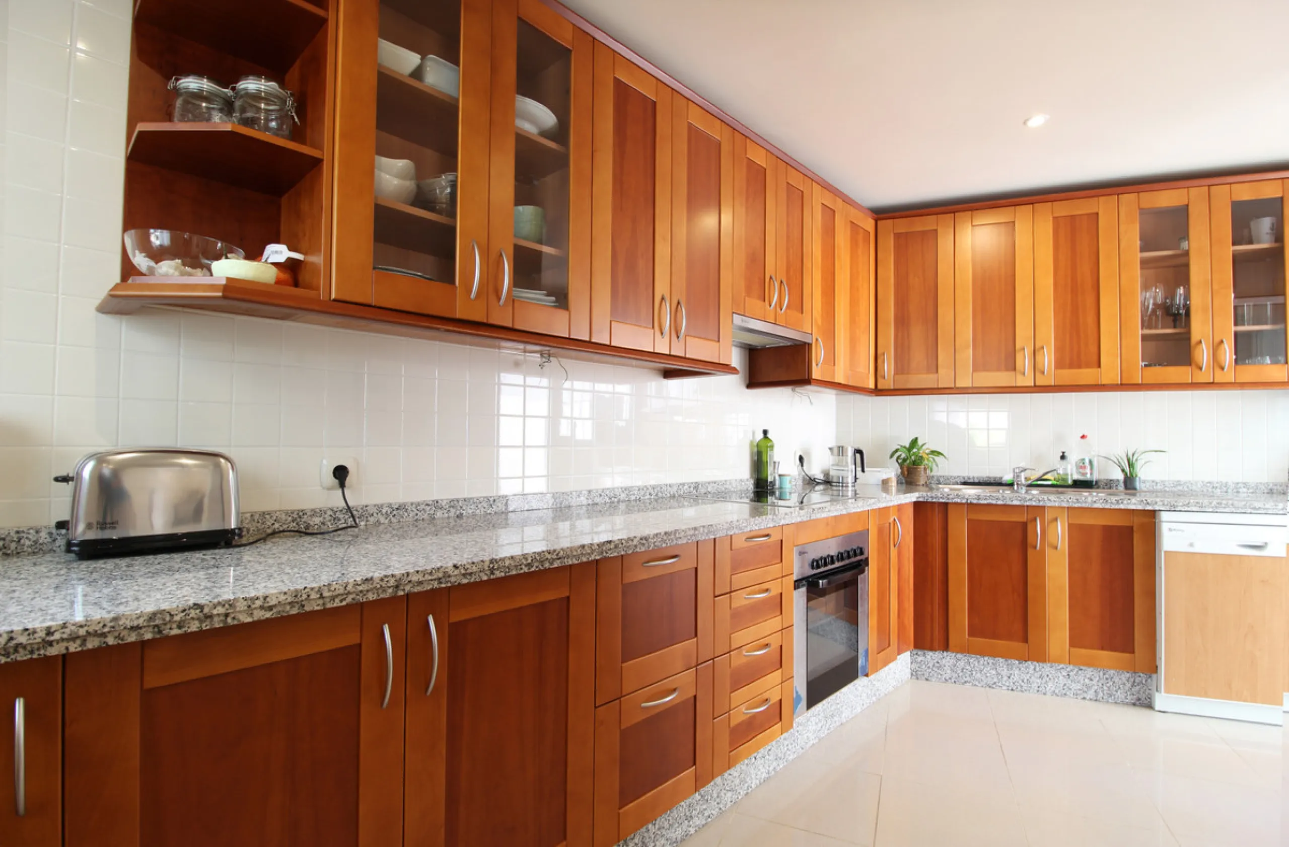 Situated just 9 mins from the Golden Mile and 10 into Puerto Banus, this is a small, unique development of just 59 townhouses, nestled into the foothills of the La Concha mountain in one of Spain´s biggest National Parks and overlooking the Istan lake. Pe