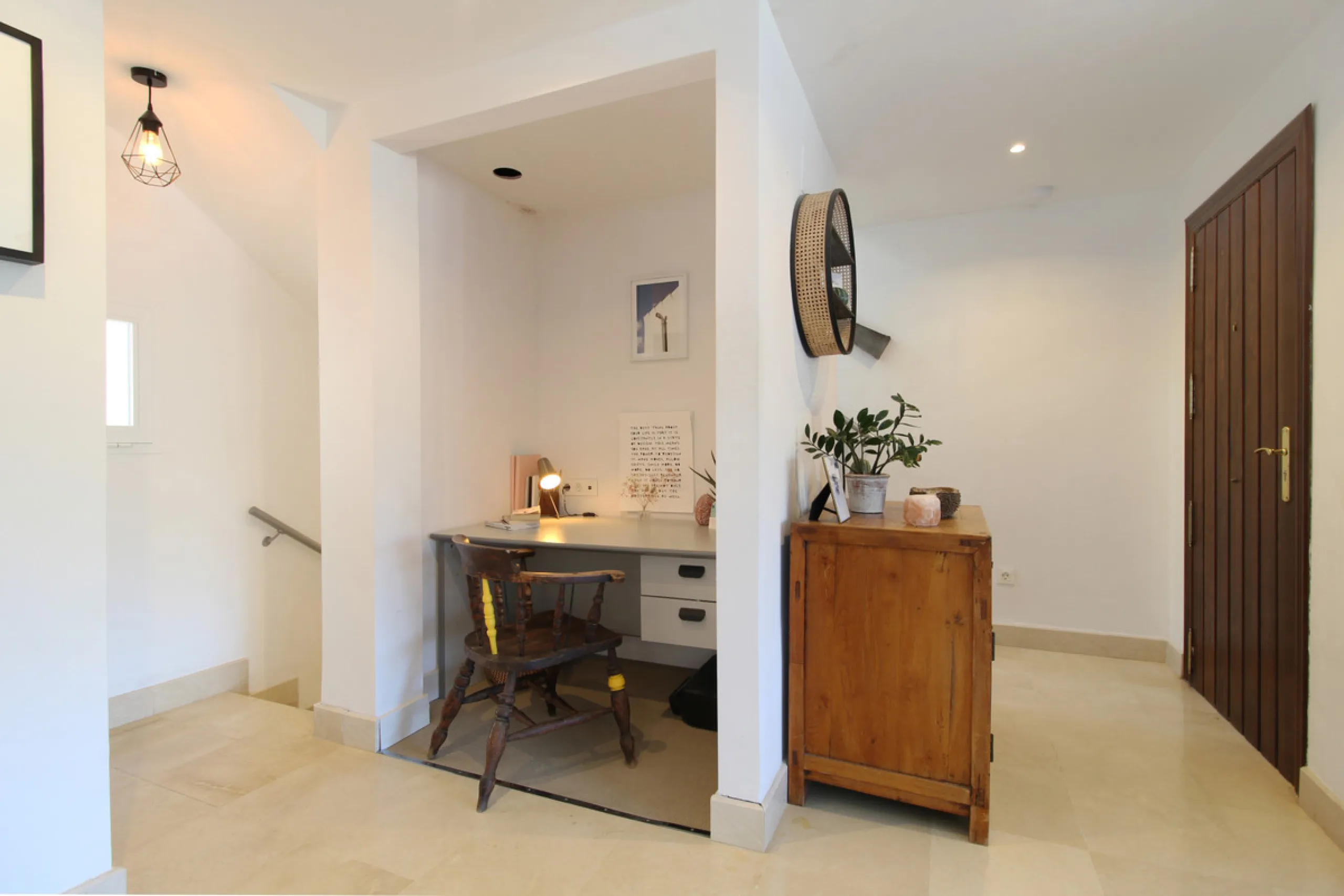 Situated just 9 mins from the Golden Mile and 10 into Puerto Banus, this is a small, unique development of just 59 townhouses, nestled into the foothills of the La Concha mountain in one of Spain´s biggest National Parks and overlooking the Istan lake. Pe