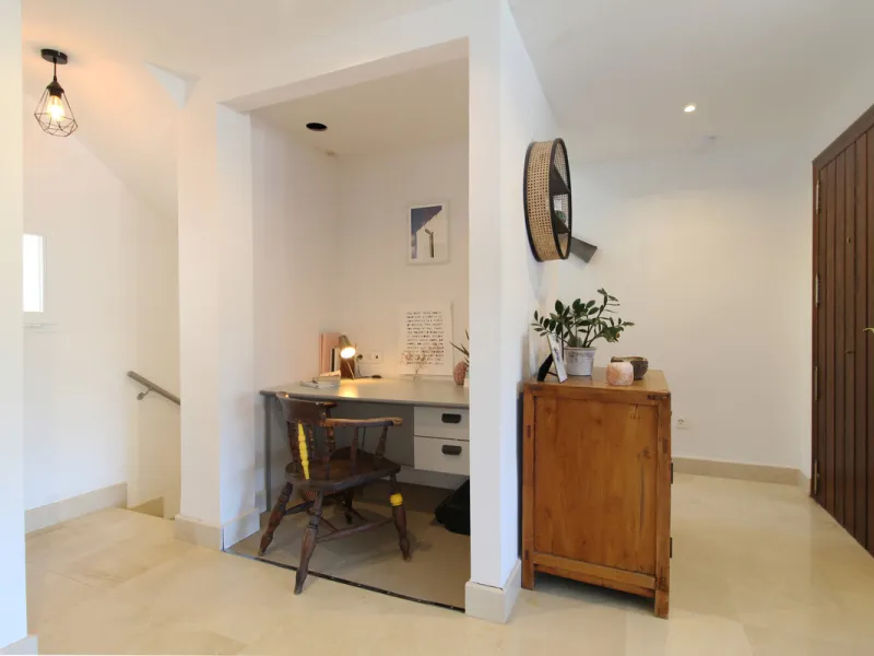 Situated just 9 mins from the Golden Mile and 10 into Puerto Banus, this is a small, unique development of just 59 townhouses, nestled into the foothills of the La Concha mountain in one of Spain´s biggest National Parks and overlooking the Istan lake. Pe