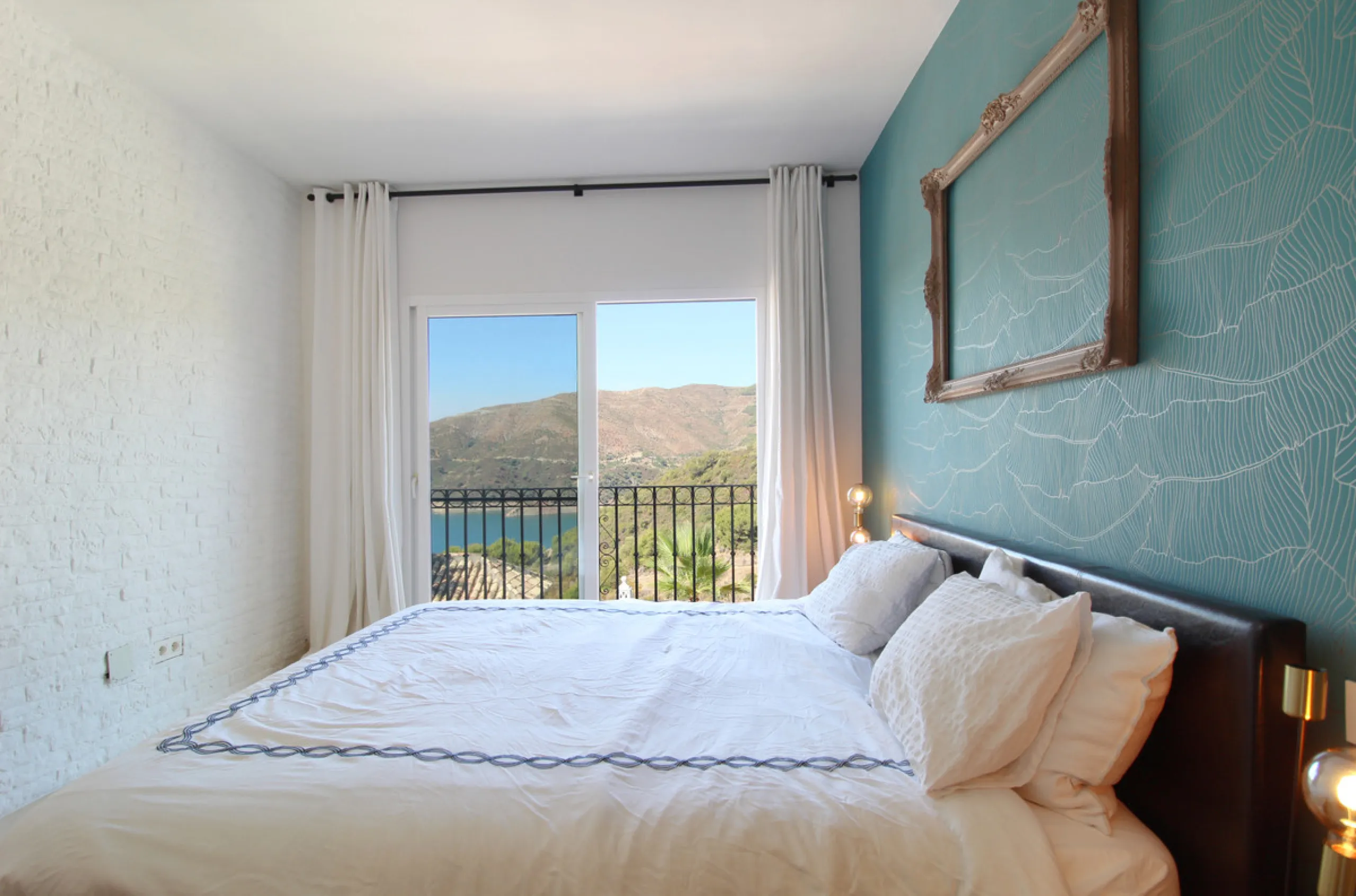 Situated just 9 mins from the Golden Mile and 10 into Puerto Banus, this is a small, unique development of just 59 townhouses, nestled into the foothills of the La Concha mountain in one of Spain´s biggest National Parks and overlooking the Istan lake. Pe