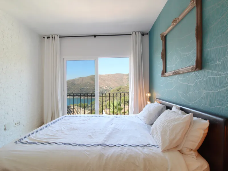 Situated just 9 mins from the Golden Mile and 10 into Puerto Banus, this is a small, unique development of just 59 townhouses, nestled into the foothills of the La Concha mountain in one of Spain´s biggest National Parks and overlooking the Istan lake. Pe