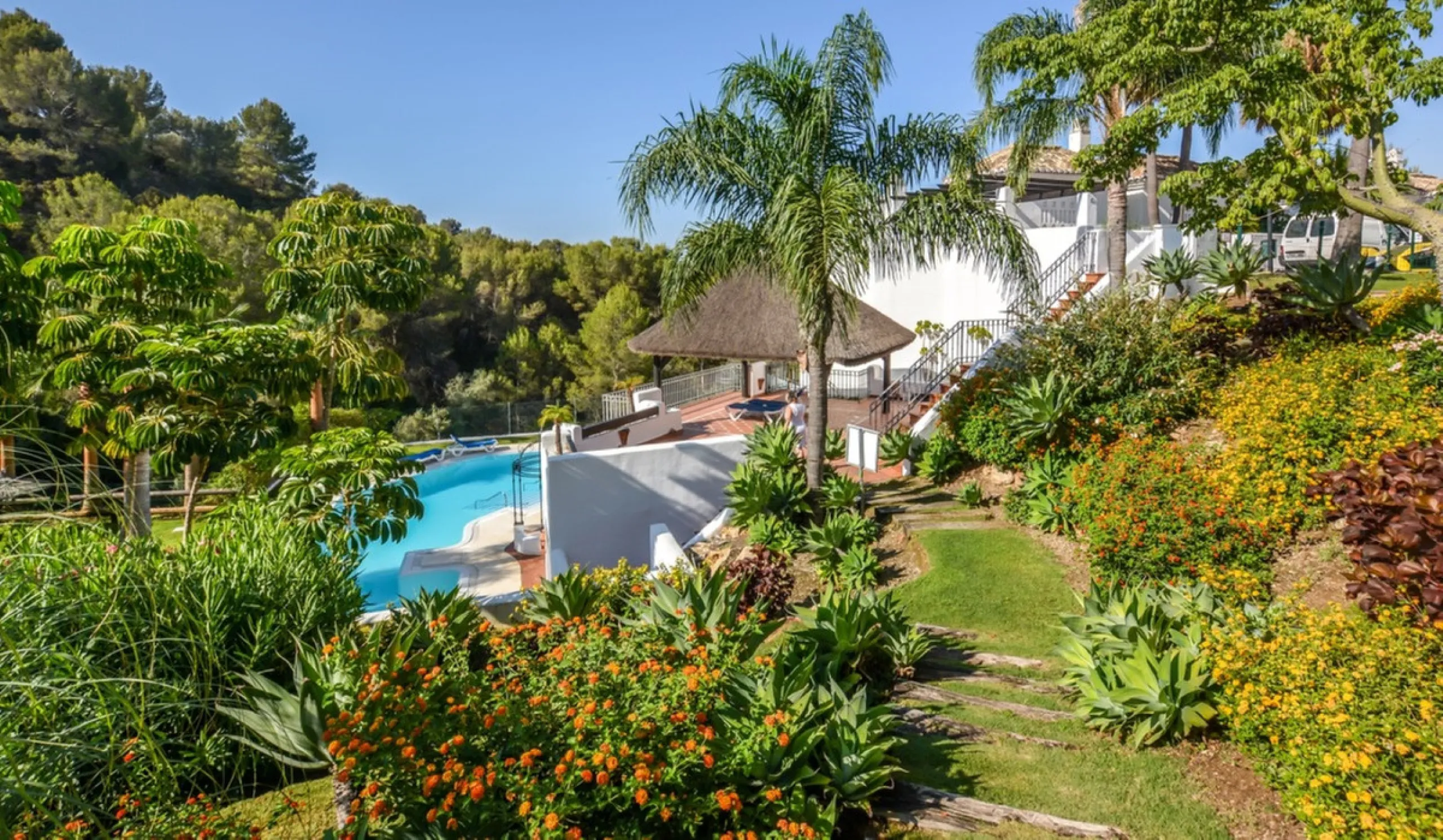 Situated just 9 mins from the Golden Mile and 10 into Puerto Banus, this is a small, unique development of just 59 townhouses, nestled into the foothills of the La Concha mountain in one of Spain´s biggest National Parks and overlooking the Istan lake. Pe