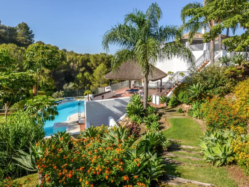 Situated just 9 mins from the Golden Mile and 10 into Puerto Banus, this is a small, unique development of just 59 townhouses, nestled into the foothills of the La Concha mountain in one of Spain´s biggest National Parks and overlooking the Istan lake. Pe
