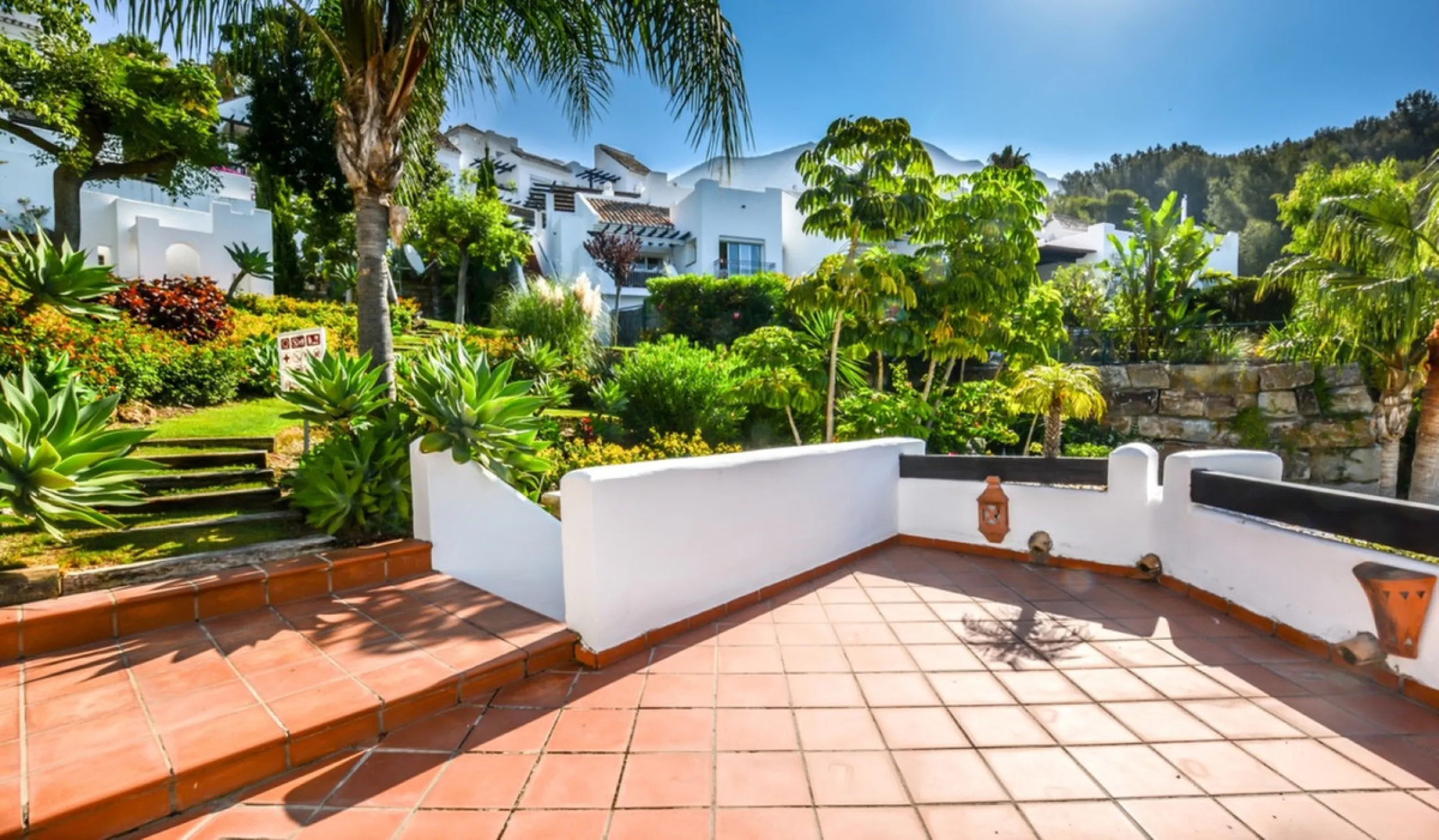 Situated just 9 mins from the Golden Mile and 10 into Puerto Banus, this is a small, unique development of just 59 townhouses, nestled into the foothills of the La Concha mountain in one of Spain´s biggest National Parks and overlooking the Istan lake. Pe