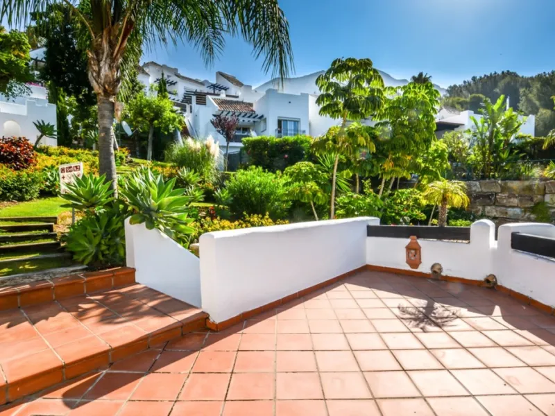 Situated just 9 mins from the Golden Mile and 10 into Puerto Banus, this is a small, unique development of just 59 townhouses, nestled into the foothills of the La Concha mountain in one of Spain´s biggest National Parks and overlooking the Istan lake. Pe