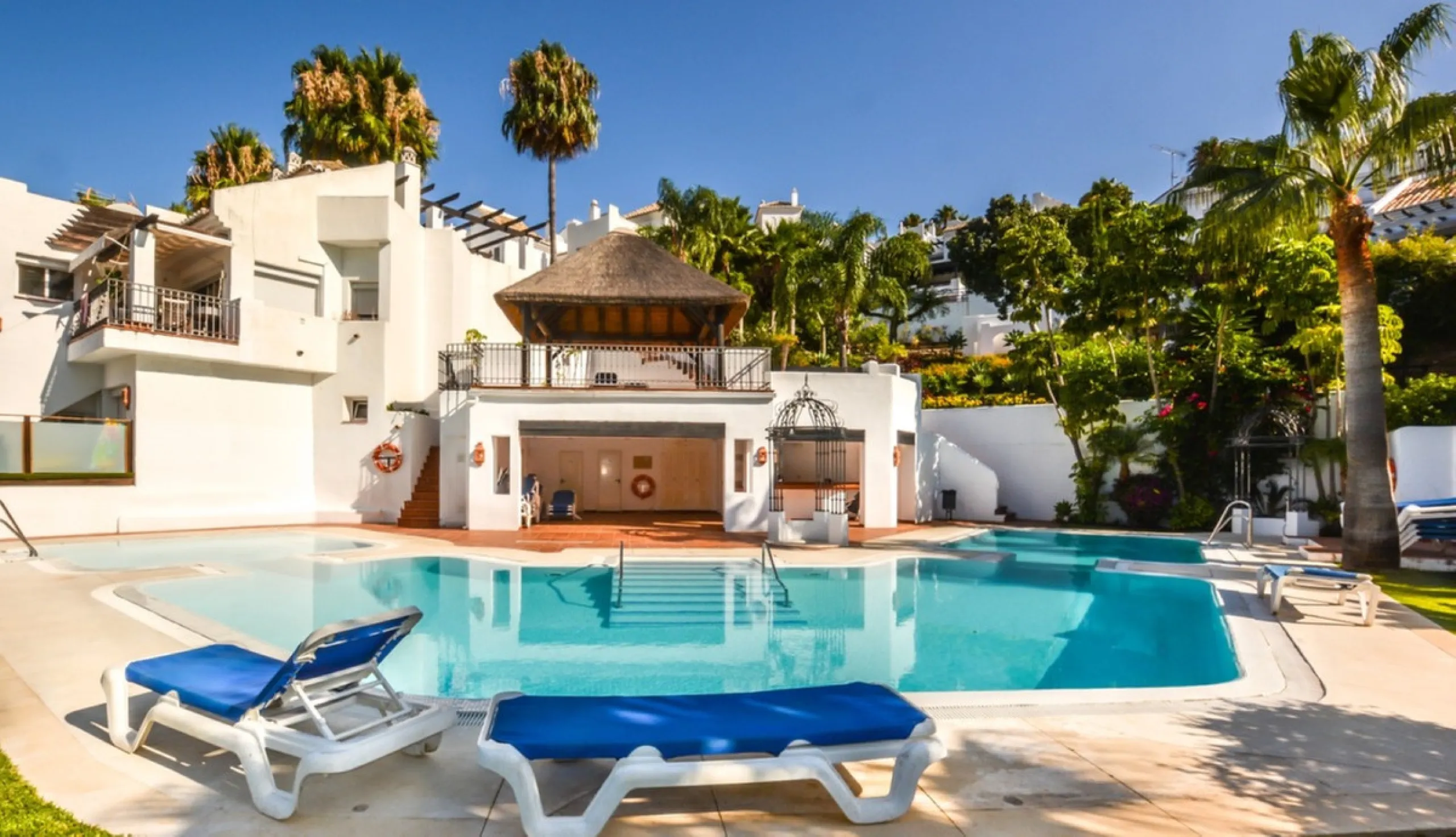 Situated just 9 mins from the Golden Mile and 10 into Puerto Banus, this is a small, unique development of just 59 townhouses, nestled into the foothills of the La Concha mountain in one of Spain´s biggest National Parks and overlooking the Istan lake. Pe