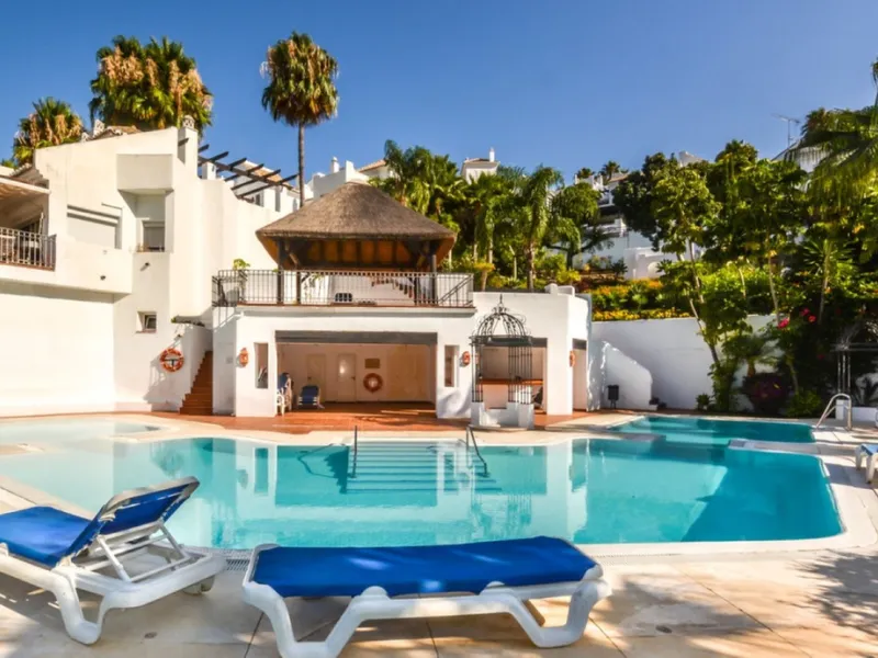 Situated just 9 mins from the Golden Mile and 10 into Puerto Banus, this is a small, unique development of just 59 townhouses, nestled into the foothills of the La Concha mountain in one of Spain´s biggest National Parks and overlooking the Istan lake. Pe