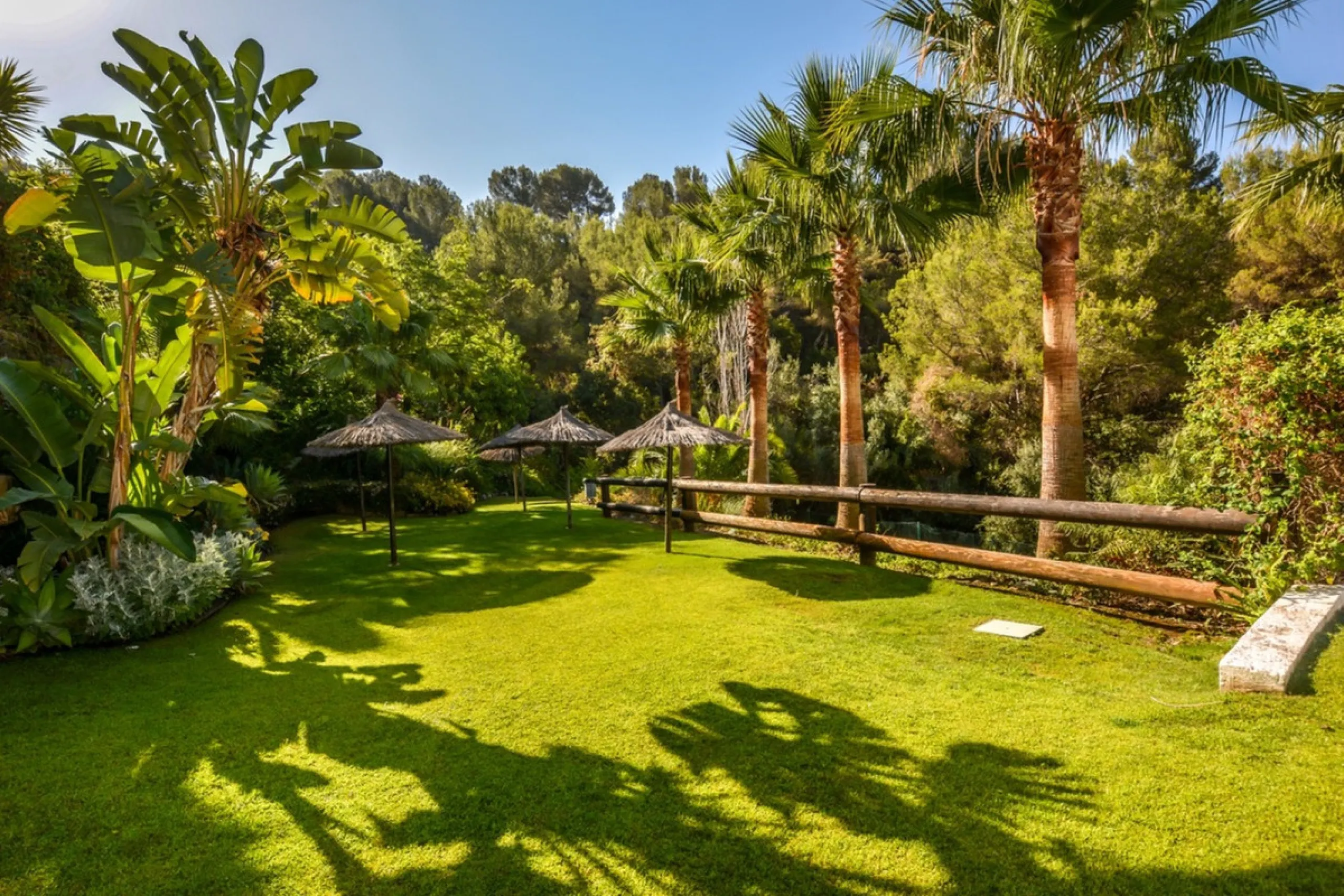 Situated just 9 mins from the Golden Mile and 10 into Puerto Banus, this is a small, unique development of just 59 townhouses, nestled into the foothills of the La Concha mountain in one of Spain´s biggest National Parks and overlooking the Istan lake. Pe