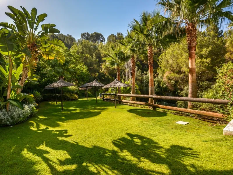 Situated just 9 mins from the Golden Mile and 10 into Puerto Banus, this is a small, unique development of just 59 townhouses, nestled into the foothills of the La Concha mountain in one of Spain´s biggest National Parks and overlooking the Istan lake. Pe