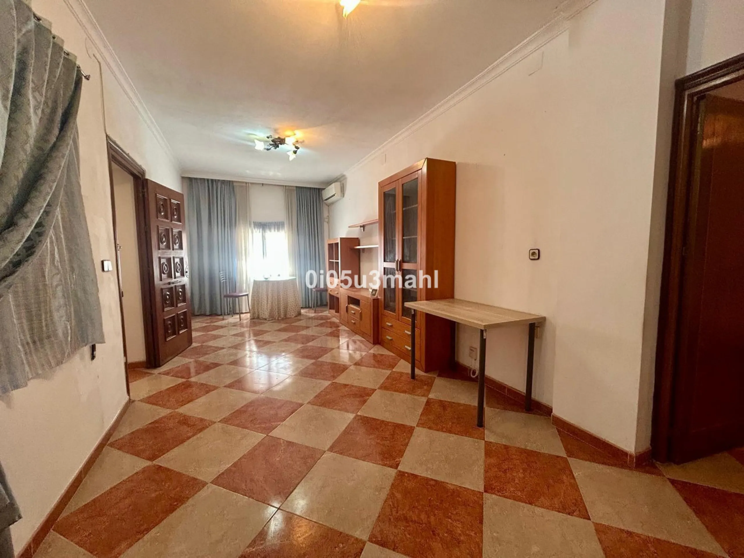 Discover this charming 180m2 house, according to the land registry, ideal for those seeking a customizable project.