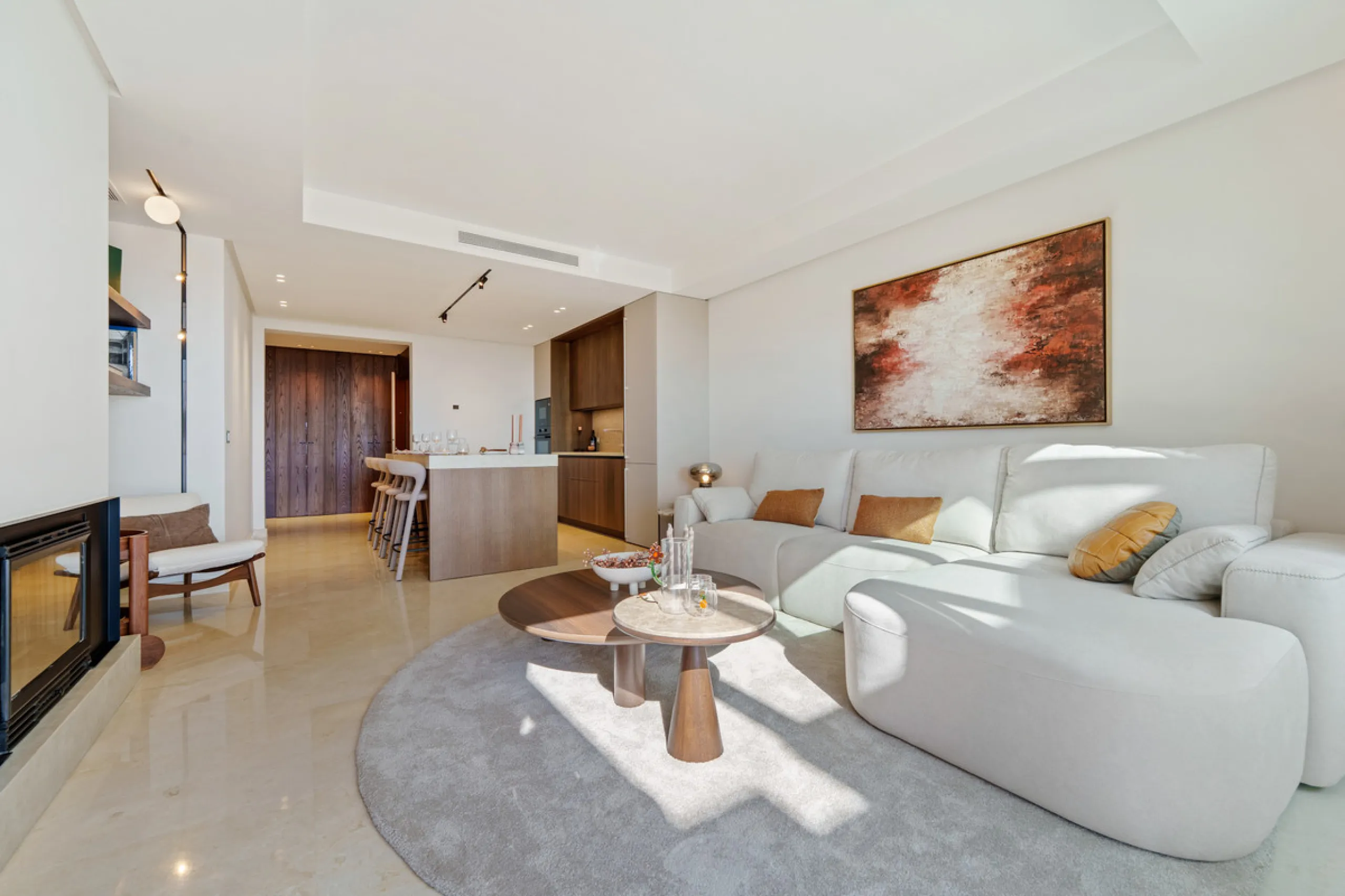 Discover the epitome of luxury living with this exceptional penthouse in Buenavista, La Quinta, perfectly situated to enjoy panoramic views of the sea, mountains and surrounding golf greens. This prime residence features terraces designed for all-season u