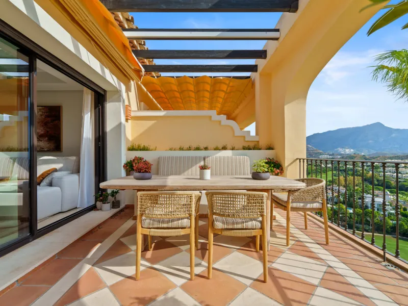 Discover the epitome of luxury living with this exceptional penthouse in Buenavista, La Quinta, perfectly situated to enjoy panoramic views of the sea, mountains and surrounding golf greens. This prime residence features terraces designed for all-season u