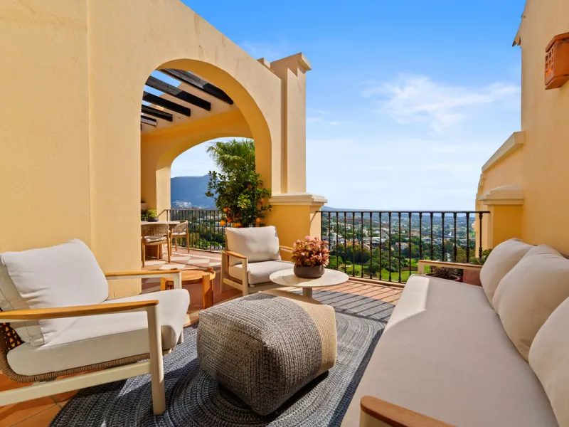 Discover the epitome of luxury living with this exceptional penthouse in Buenavista, La Quinta, perfectly situated to enjoy panoramic views of the sea, mountains and surrounding golf greens. This prime residence features terraces designed for all-season u