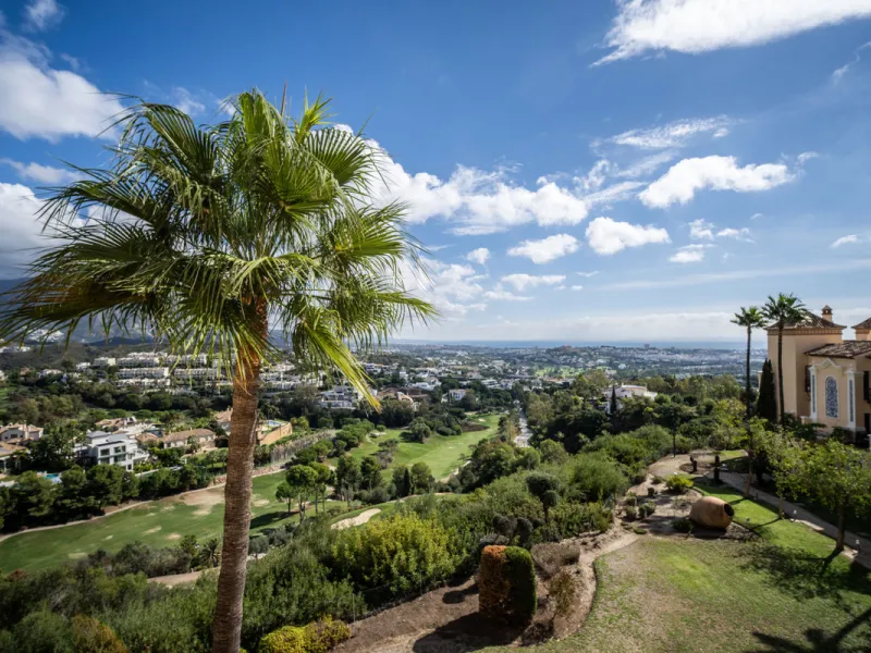 Discover the epitome of luxury living with this exceptional penthouse in Buenavista, La Quinta, perfectly situated to enjoy panoramic views of the sea, mountains and surrounding golf greens. This prime residence features terraces designed for all-season u