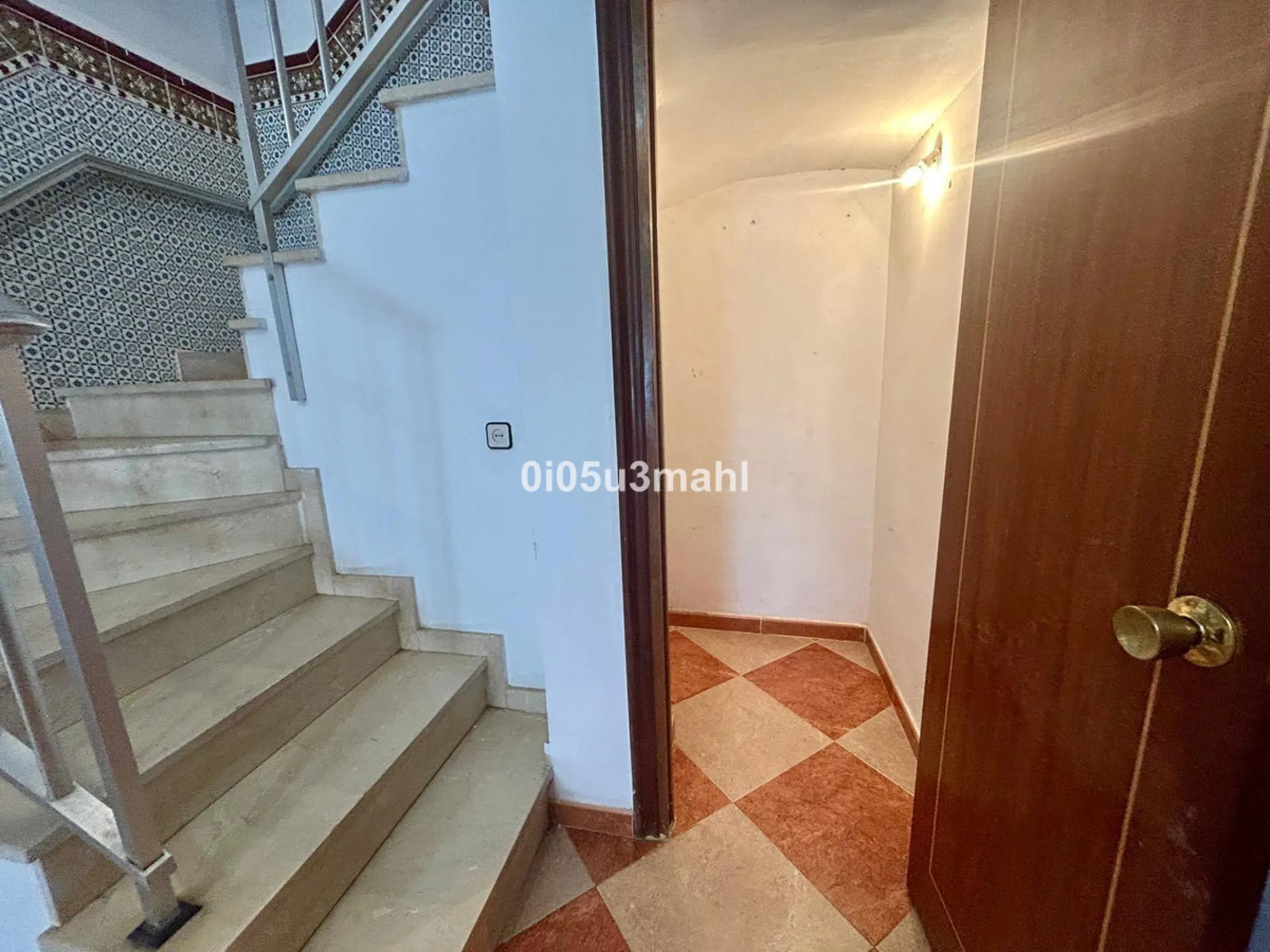 Discover this charming 180m2 house, according to the land registry, ideal for those seeking a customizable project.