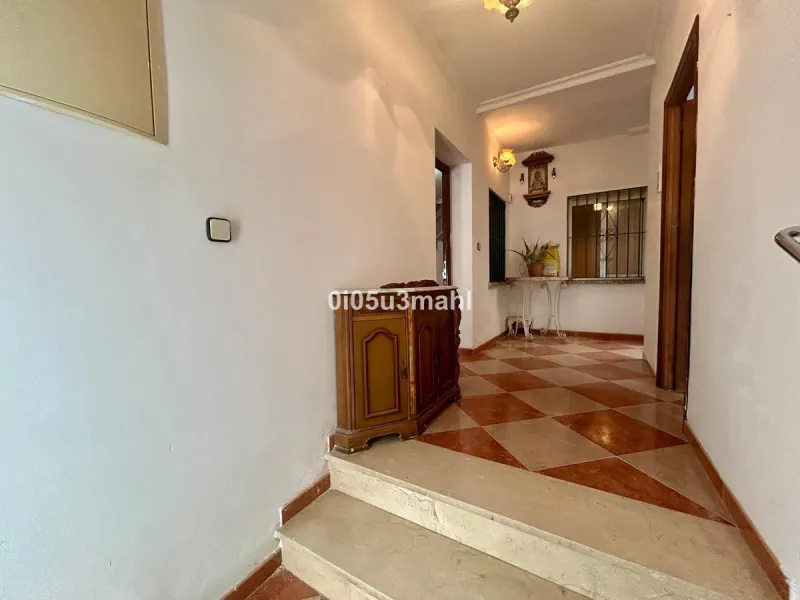 Discover this charming 180m2 house, according to the land registry, ideal for those seeking a customizable project.