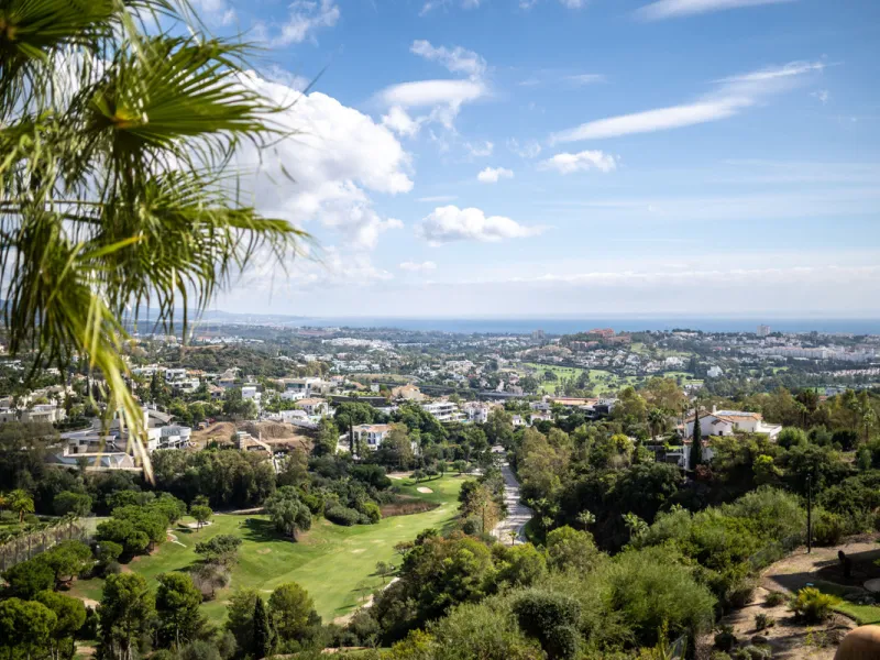 Discover the epitome of luxury living with this exceptional penthouse in Buenavista, La Quinta, perfectly situated to enjoy panoramic views of the sea, mountains and surrounding golf greens. This prime residence features terraces designed for all-season u