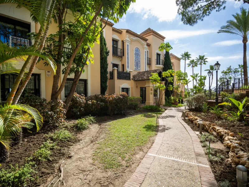 Discover the epitome of luxury living with this exceptional penthouse in Buenavista, La Quinta, perfectly situated to enjoy panoramic views of the sea, mountains and surrounding golf greens. This prime residence features terraces designed for all-season u