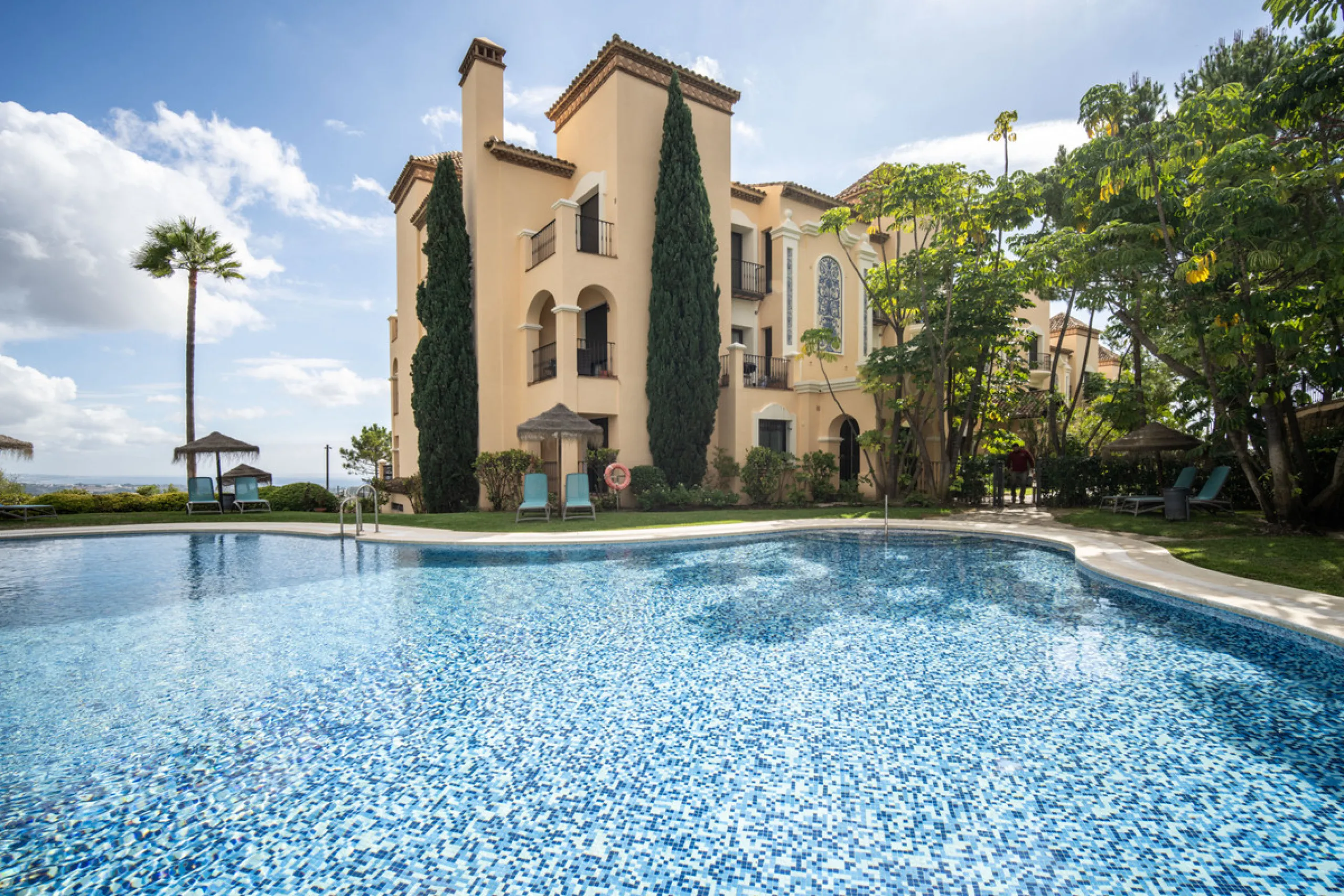 Discover the epitome of luxury living with this exceptional penthouse in Buenavista, La Quinta, perfectly situated to enjoy panoramic views of the sea, mountains and surrounding golf greens. This prime residence features terraces designed for all-season u