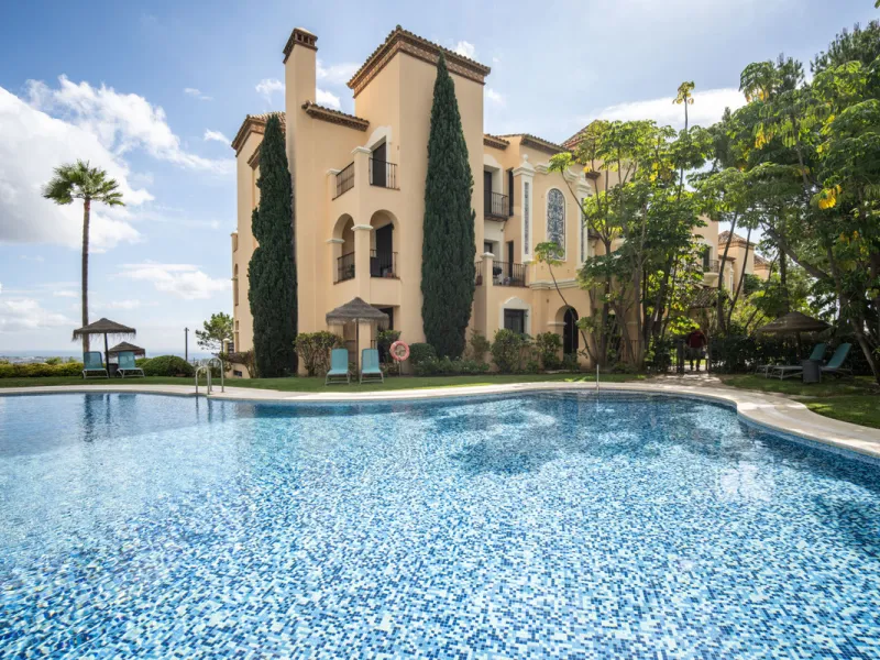Discover the epitome of luxury living with this exceptional penthouse in Buenavista, La Quinta, perfectly situated to enjoy panoramic views of the sea, mountains and surrounding golf greens. This prime residence features terraces designed for all-season u