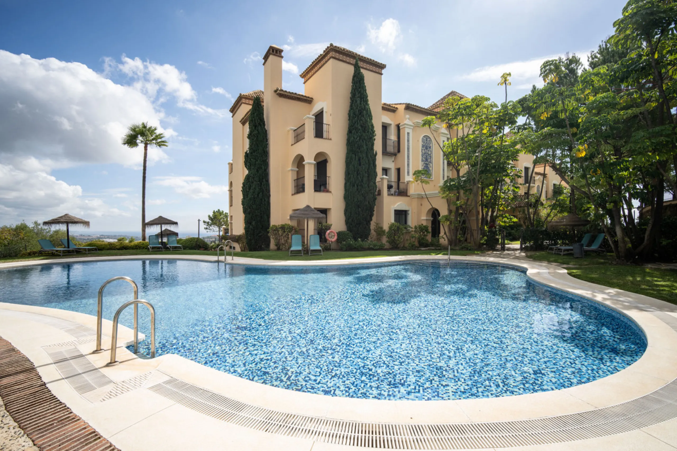 Discover the epitome of luxury living with this exceptional penthouse in Buenavista, La Quinta, perfectly situated to enjoy panoramic views of the sea, mountains and surrounding golf greens. This prime residence features terraces designed for all-season u