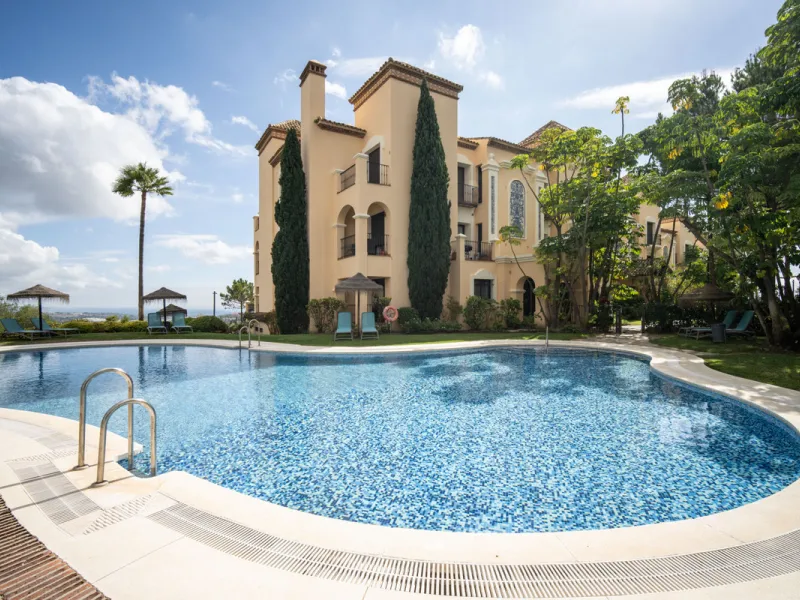 Discover the epitome of luxury living with this exceptional penthouse in Buenavista, La Quinta, perfectly situated to enjoy panoramic views of the sea, mountains and surrounding golf greens. This prime residence features terraces designed for all-season u