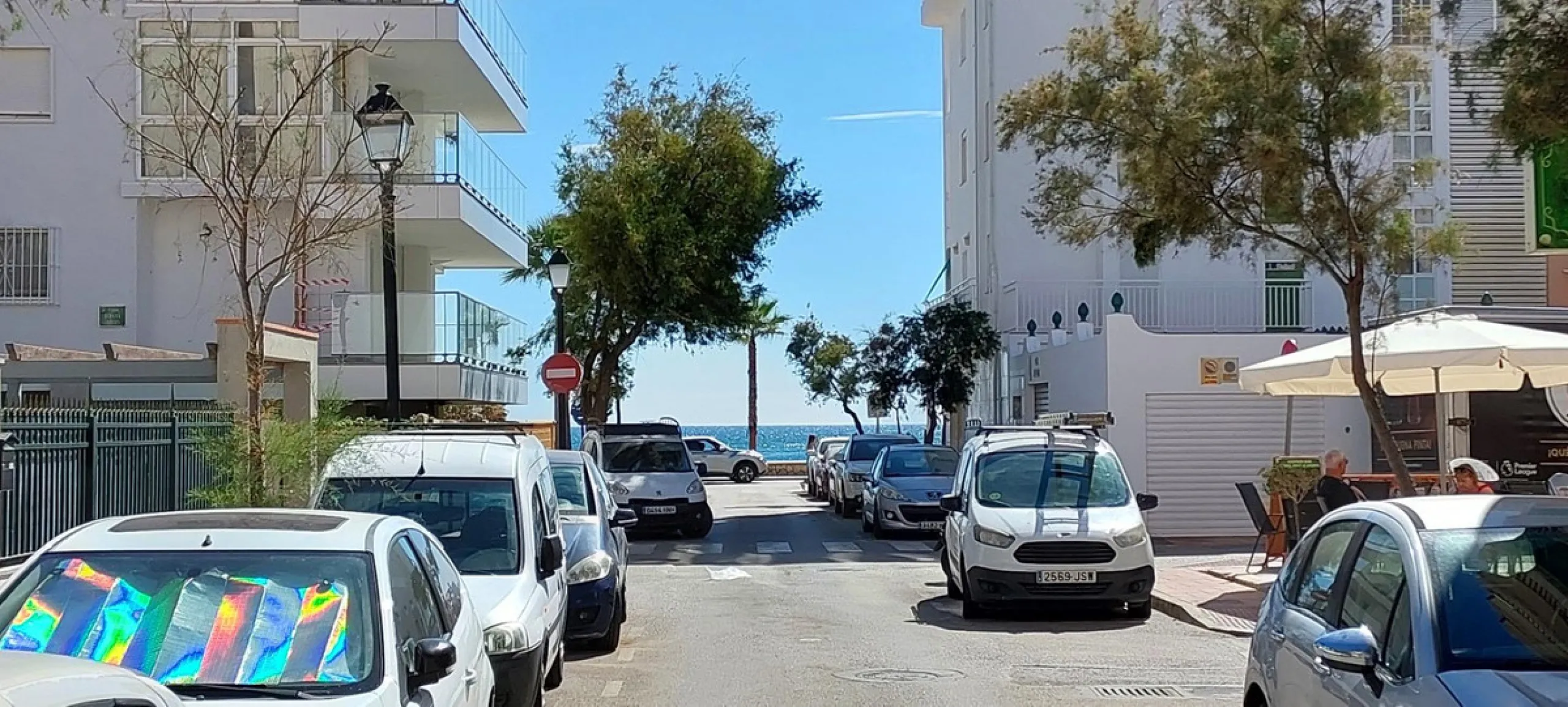 Discover this incredible opportunity to acquire a commercial premises in the heart of Fuengirola, just a few steps from the beautiful beaches. Located in a high-traffic area, this premises is surrounded by residential and hotel buildings, ensuring a const
