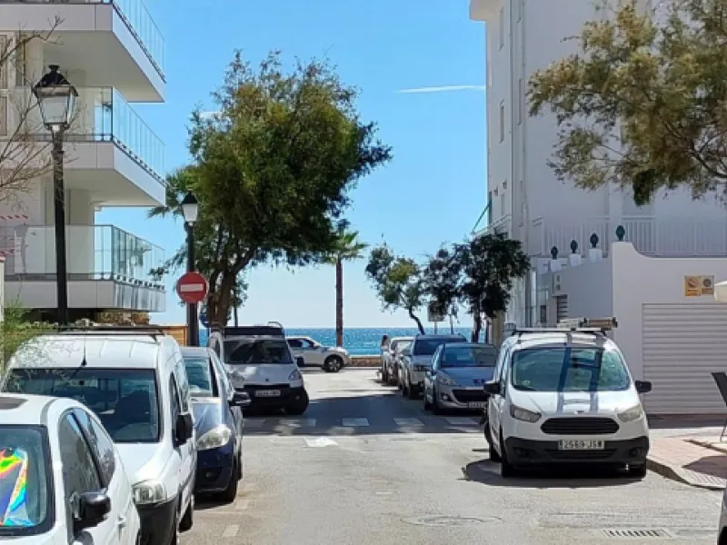 Discover this incredible opportunity to acquire a commercial premises in the heart of Fuengirola, just a few steps from the beautiful beaches. Located in a high-traffic area, this premises is surrounded by residential and hotel buildings, ensuring a const