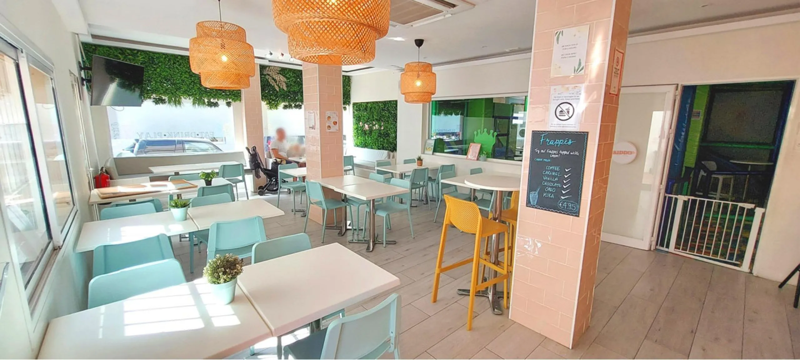 Discover this incredible opportunity to acquire a commercial premises in the heart of Fuengirola, just a few steps from the beautiful beaches. Located in a high-traffic area, this premises is surrounded by residential and hotel buildings, ensuring a const