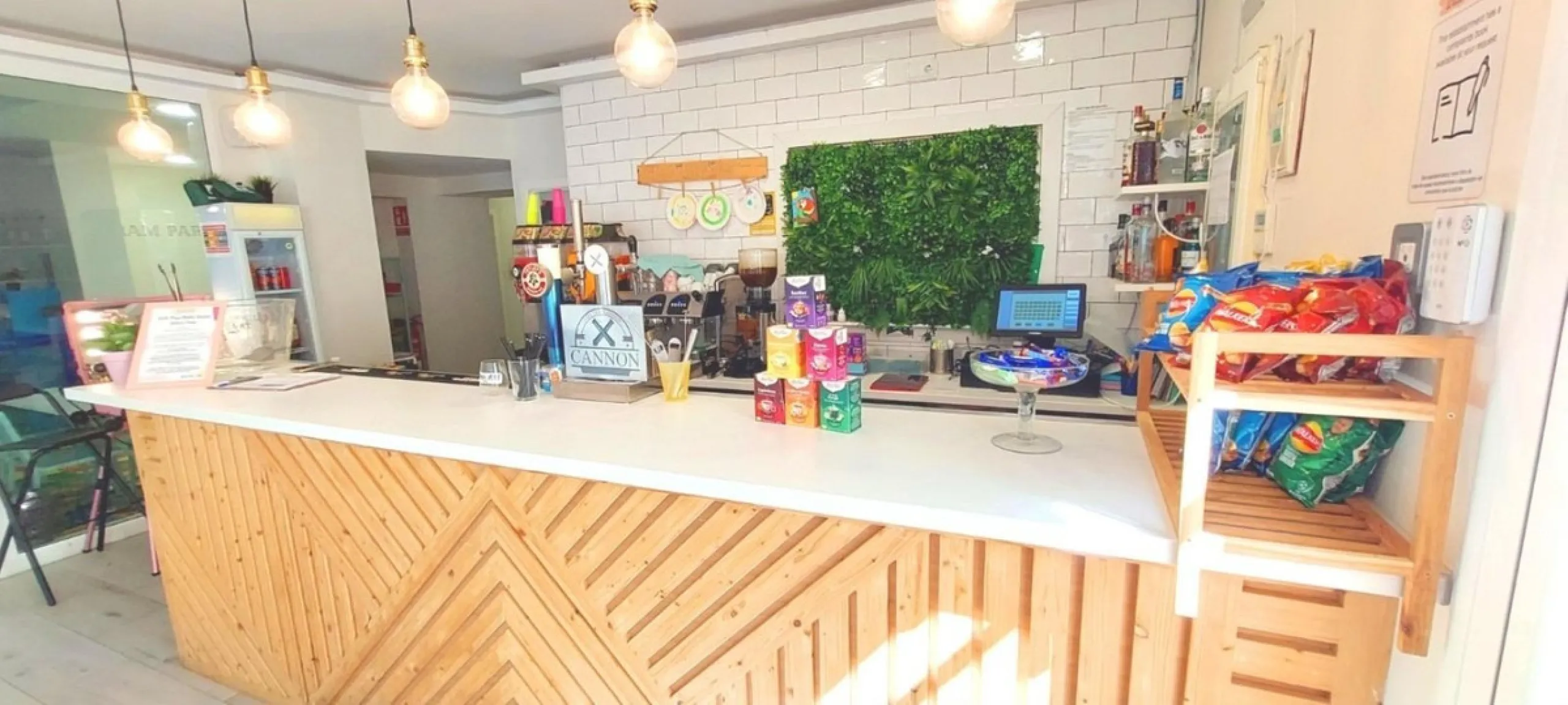 Discover this incredible opportunity to acquire a commercial premises in the heart of Fuengirola, just a few steps from the beautiful beaches. Located in a high-traffic area, this premises is surrounded by residential and hotel buildings, ensuring a const